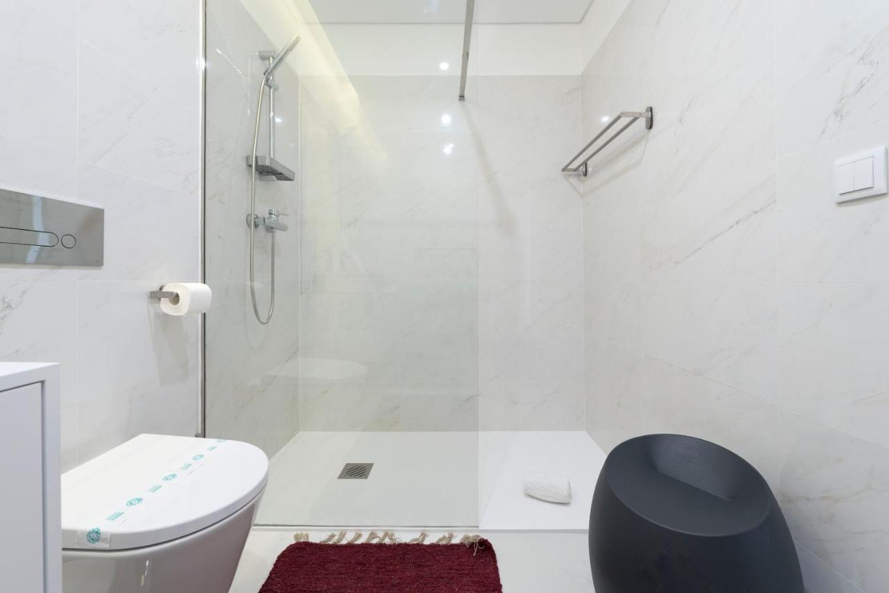 Lovelystay - Central Flat W/ Ac & Balcony ポルト エクステリア 写真