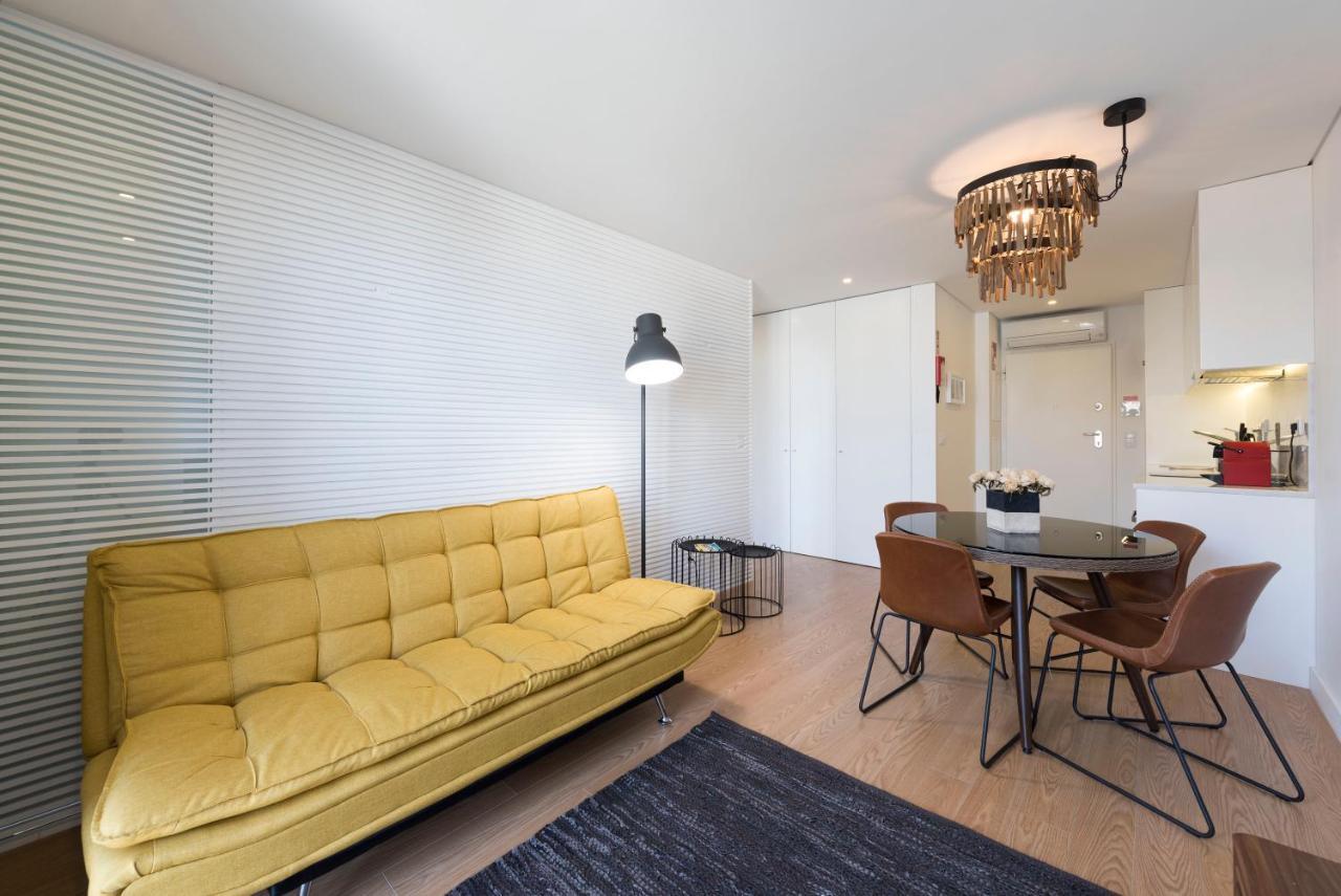 Lovelystay - Central Flat W/ Ac & Balcony ポルト エクステリア 写真