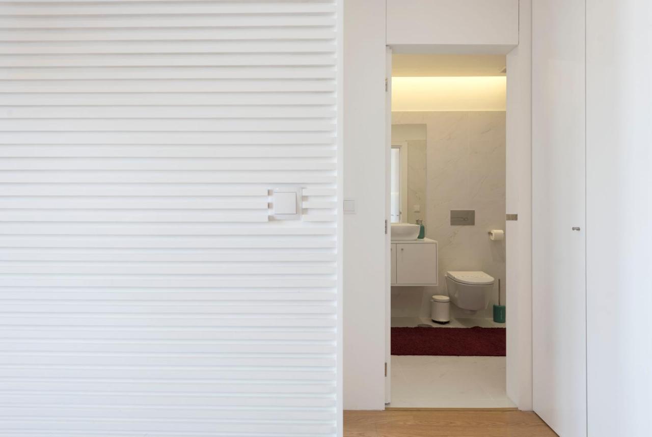 Lovelystay - Central Flat W/ Ac & Balcony ポルト エクステリア 写真