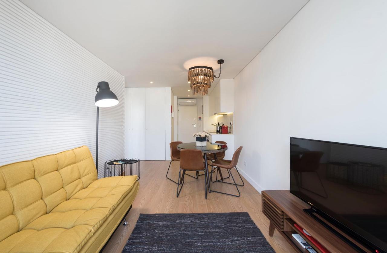 Lovelystay - Central Flat W/ Ac & Balcony ポルト エクステリア 写真