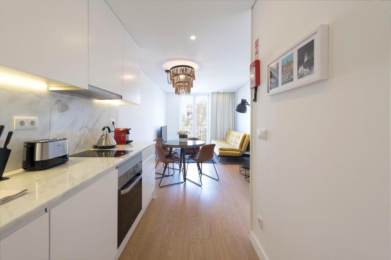 Lovelystay - Central Flat W/ Ac & Balcony ポルト エクステリア 写真